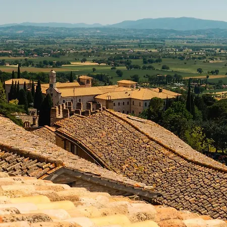 Minerva 2* أسيسي